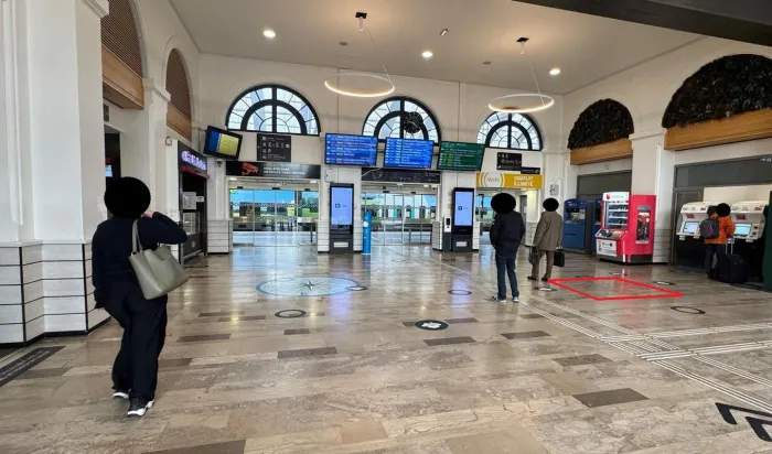 Place aux artisans de la gare de Reims